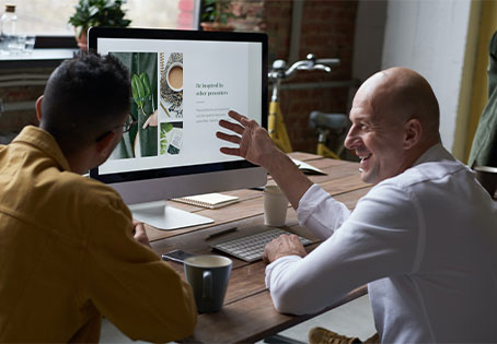 Men-discussing-about-presentation