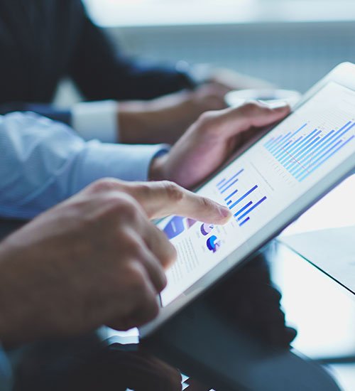 close-up-businessman-with-digital-tablet